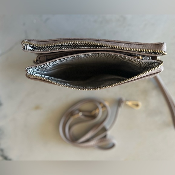 Tan versatile vegan leather crossbody/clutch - Picture 5 of 6